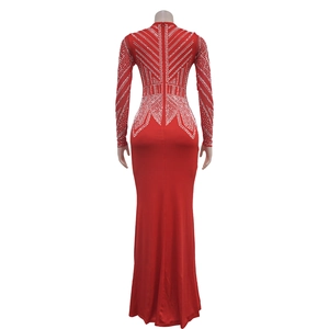 Détail de la robe de soirée rouge avec motifs en strass argentés et coupe sirène