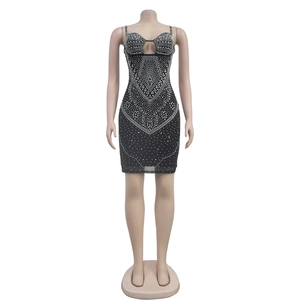 Detailansicht des schwarzen Bodycon-Minikleids mit aufwendigen silbernen Strassmustern