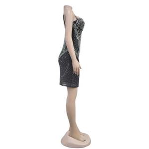 Detailaufnahme des schwarzen figurbetonten Minikleids mit silbernen Strasssteinen und Trägern