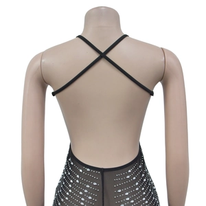 Vue détaillée du dos d'une robe en maille noire avec strass et bretelles croisées