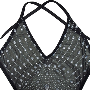 Détail d'une robe en maille à col en V avec strass brillants et fines bretelles