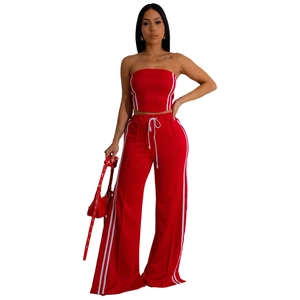 Vue détaillée de l'ensemble rouge deux pièces avec bandes latérales et pantalon large