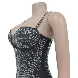 Detail von schwarzem Strass-Minikleid mit silbernen Pailletten und Cut-Out-Design