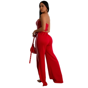 Détail du pantalon large rouge à taille haute avec rayures latérales et haut assorti