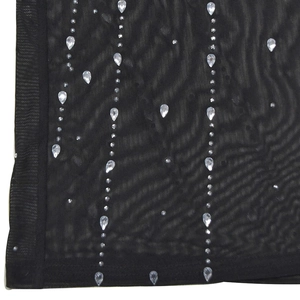 Détail de maille noire avec cristaux étincelants en forme de goutte d'eau verticale