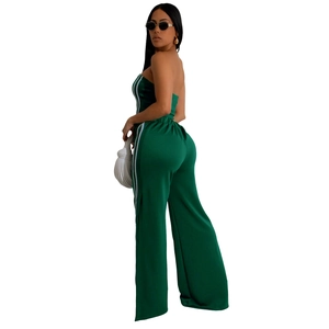 Détail de l'ensemble vert deux pièces avec bustier et pantalon large à rayures latérales