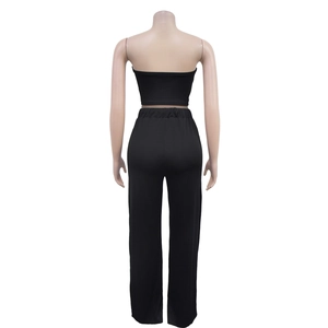 Vue arrière d'un ensemble deux pièces noir avec top bandeau court et pantalon large taille haute