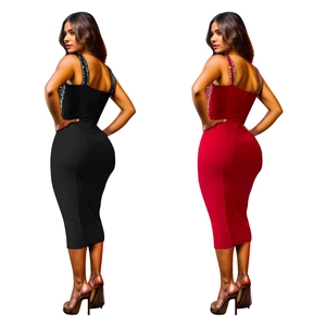 Robe mi-longue moulante en noir et rouge avec des bretelles en strass brillants