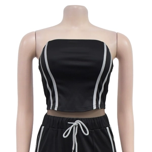 Détail d'un haut bustier noir à rayures blanches et taille élastique à cordon