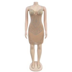 Detail eines hautfarbenen Mesh-Bodycon-Kleides mit Strassmustern und Cut-out-Design