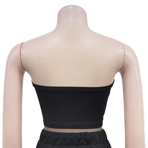 Vue arrière du haut bandeau noir sans bretelles en tissu élastique sur un mannequin