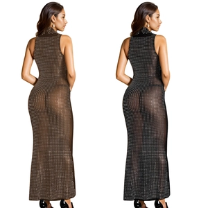 Elegante vista posteriore dell'abito lungo in mesh senza maniche con decorazione di strass