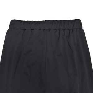Détail de la taille élastique large sur ce pantalon de détente noir de couleur unie
