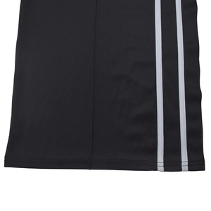 Détail d'un ensemble deux pièces noir sans manches avec rayures blanches et double couture