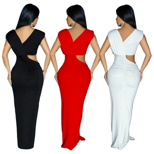 Robe longue moulante dos nu avec découpe latérale en noir, rouge et blanc élégant