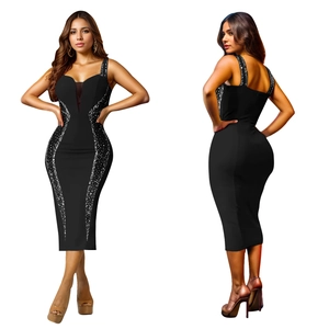Détail de la robe mi-longue noire avec strass argentés et décolleté en V en mesh