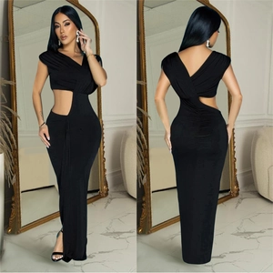 Robe longue élégante sans manches avec décolleté en V profond et découpe à la taille