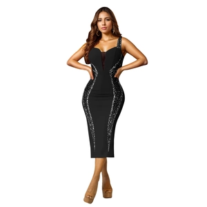 Détails de la robe midi noire avec décolleté en V ajouré et rayures pailletées argentées