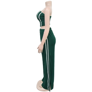 Vue latérale de l'ensemble deux pièces vert foncé avec bustier et pantalon fendu à rayures
