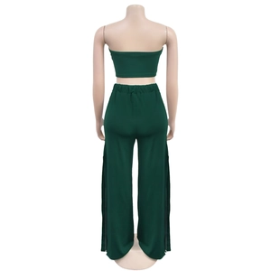 Détail de l'ensemble deux pièces vert foncé avec pantalon large et coutures blanches
