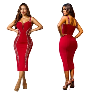 Détail de la robe midi moulante rouge avec strass brillants et décolleté en V en mesh