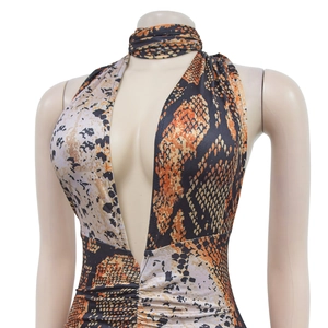 Dettaglio body con stampa serpente con profondo scollo a V e girocollo coordinato