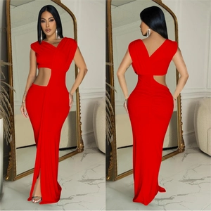 Robe longue rouge élégante à col en V profond avec découpe latérale et fente haute