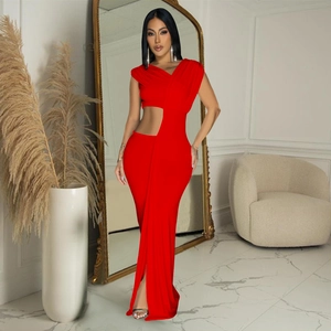 Détail de la robe de soirée rouge longue avec découpe à la taille et décolleté asymétrique