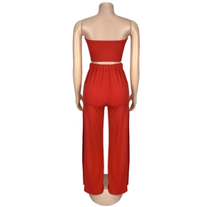 Vue arrière d'un ensemble rouge deux pièces avec crop top sans manches et pantalon large