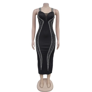 Détails de la robe noire sans manches moulante avec motifs de strass blancs