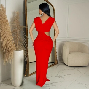 Vue détaillée du dos d'une robe de soirée rouge sans manches avec col en V et fronces élégantes