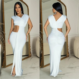 Robe longue blanche sans manches avec col en V, découpes latérales et fente haute sexy