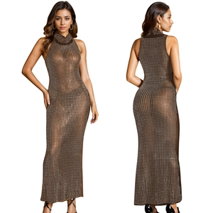 Dettaglio di abito lungo in mesh marrone con strass argentati e scollatura all'americana