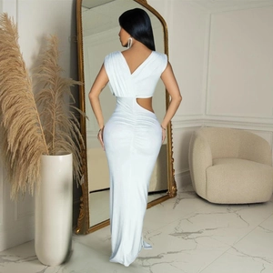 Vue détaillée du dos d'une robe longue blanche avec découpe latérale et design plissé