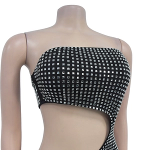 Dettaglio dell'abito nero con strass e un elegante design con taglio laterale in vita