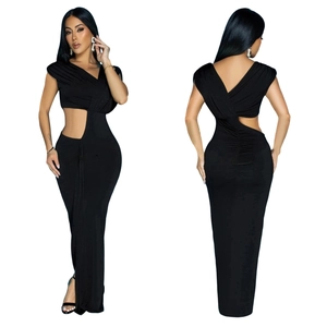 Détail de la découpe à la taille et du côté froncé drapé sur cette robe longue noire