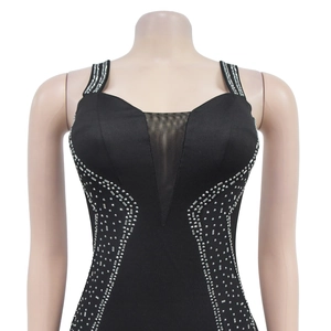 Détail de la robe moulante noire avec motifs en strass et empiècement en tulle au col