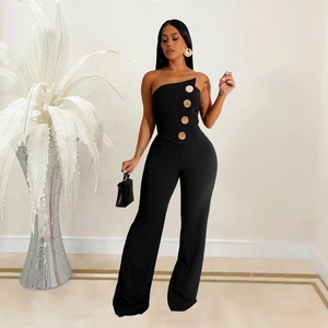 Détail de la combinaison bustier noire élégante avec de grands boutons dorés décoratifs