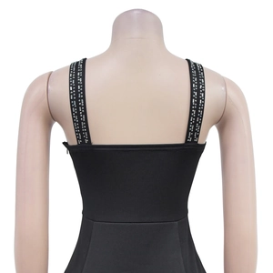 Détail de robe noire avec bretelles ornées de strass et fermeture éclair latérale discrète