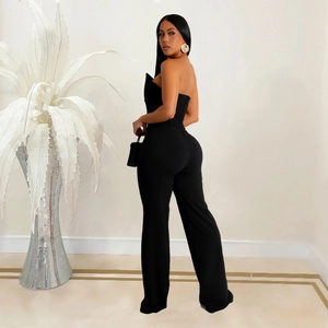 Vue latérale arrière de la combinaison bustier noire à jambes larges avec coupe ajustée