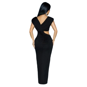 Vue détaillée du dos d'une robe maxi noire avec fronces et découpes latérales
