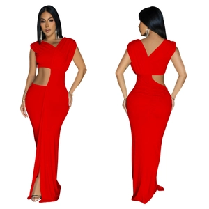 Détail d'une robe rouge ajustée avec découpe à la taille et décolleté en V profond