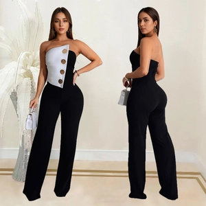 Détail d'une combinaison bustier avec corsage blanc, boutons dorés et pantalon noir large