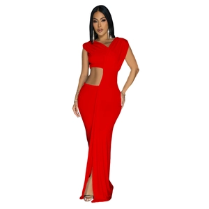 Détail de robe longue rouge sans manches à col en V avec découpe latérale et ourlet long