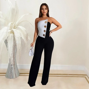 Détail de la combinaison sans manches avec boutons dorés et pantalon large taille haute