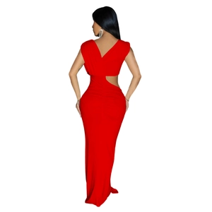 Vue détaillée d'une robe de soirée rouge avec dos nu en V et découpes à la taille