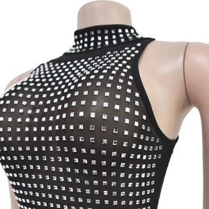 Dettaglio top a collo alto nero in mesh con strass quadrati argentati e schiena scoperta