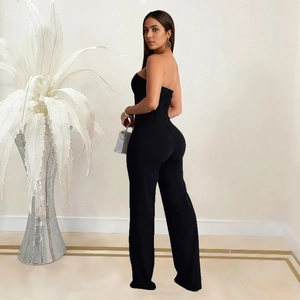 Détail d'une élégante combinaison noire sans bretelles pour femme avec pantalon large chic