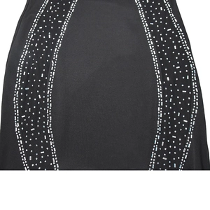 Vue détaillée des strass et des paillettes argentées sur le tissu noir de la robe
