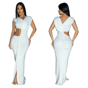 Détails de la robe longue blanche sans manches avec découpes à la taille et plis élégants